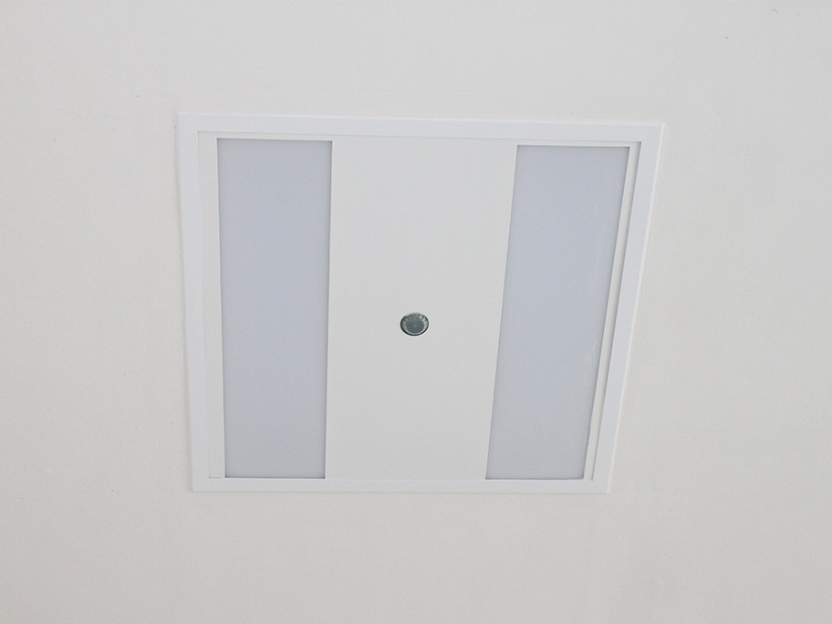 Fertige Decke mit ArgillaTherm HochLeistungsLehm-Modulen und eingesetzter Kassettenlampe im Trockenbaurahmen