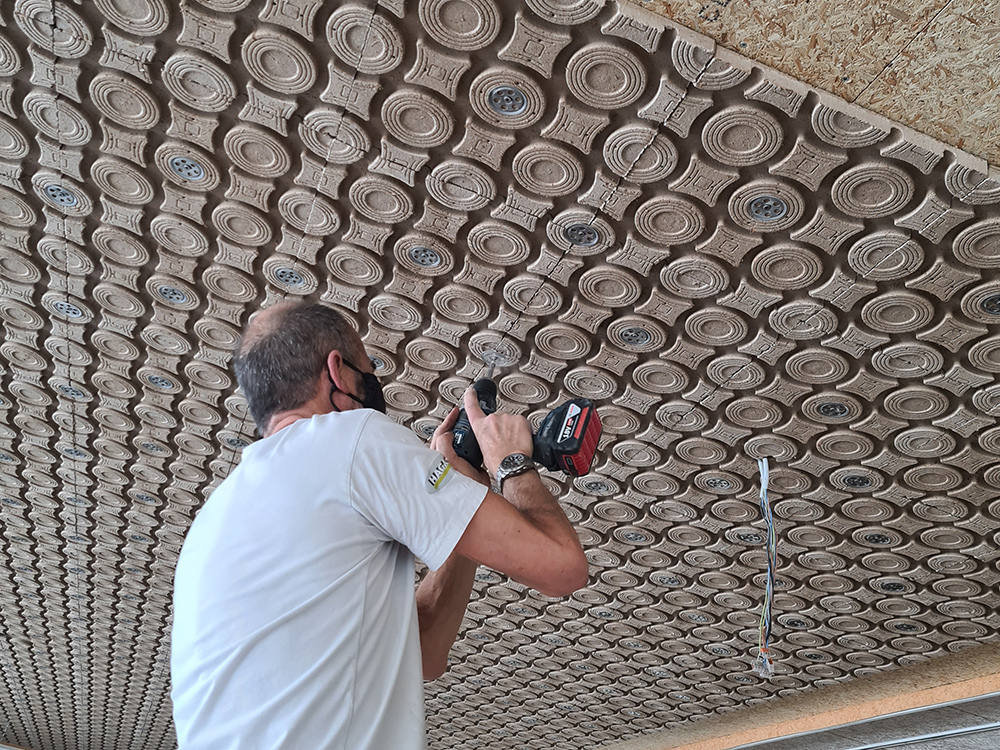 Anbringung der HUMID Modelle an der Decke zur Klimatisierung des Gebäudes