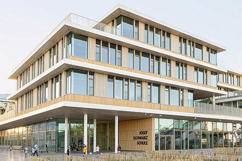 Zukunftsweisender Schulbau mit Natur-Klimadecken