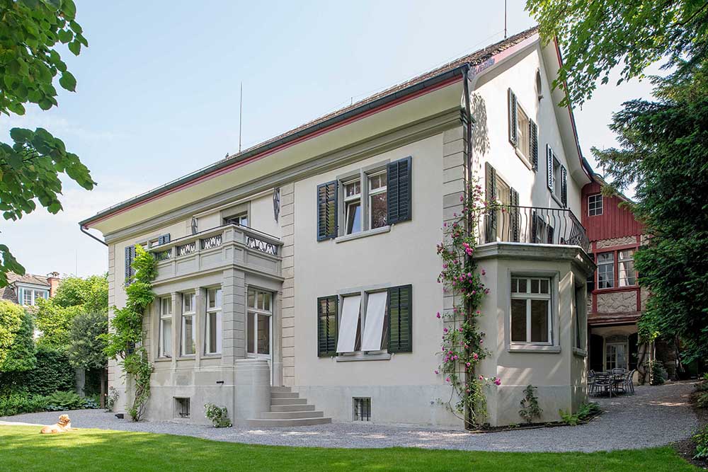 Außenansicht einer 2-stöckigen Villa